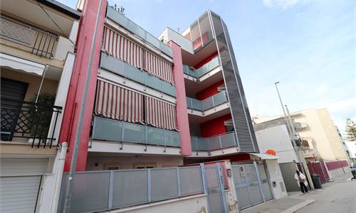 AMPIO QUADRIVANI CON TERRAZZO, TRIPLA ESPOSIZIONE E BOX AUTO