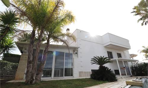 Villa unifamiliare panoramica con piscina e ampio giardino 